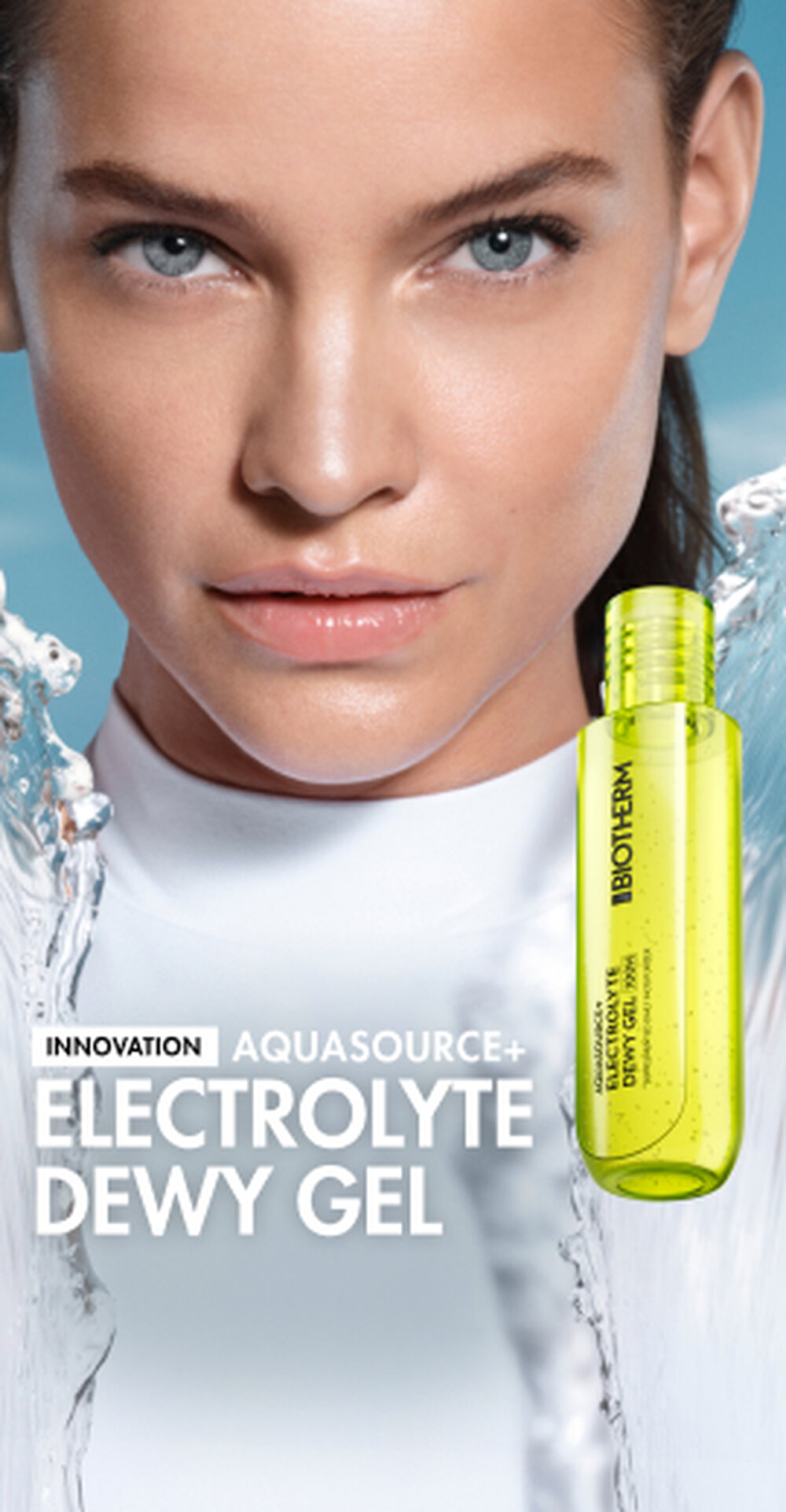 Primo piano di una donna con pelle luminosa accanto a un flacone giallo acceso di Biotherm Aquasource+ Electrolyte Dewy Gel con spruzzi d’acqua.