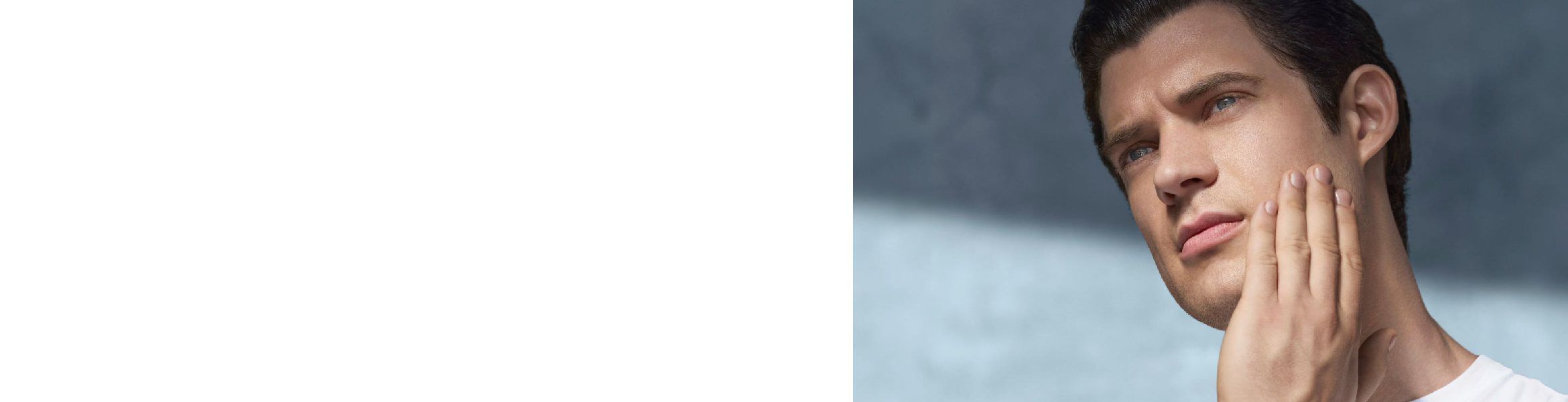 Homme qui touche une peau sensible