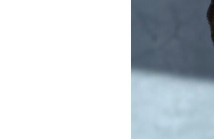 Homme qui touche une peau sensible