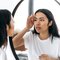 Femme analysant son type de peau