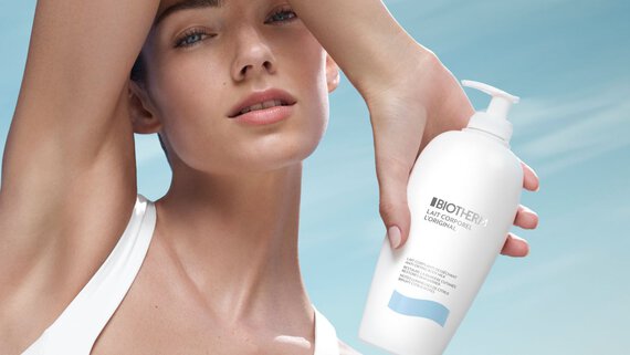 Femme et lait corporel