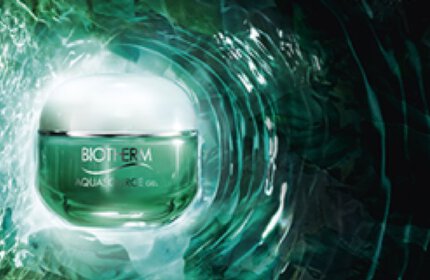 Femme qui utilise des soins fermete