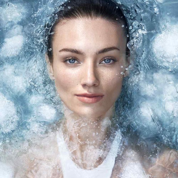 Femme dans un bain d'eau glacee