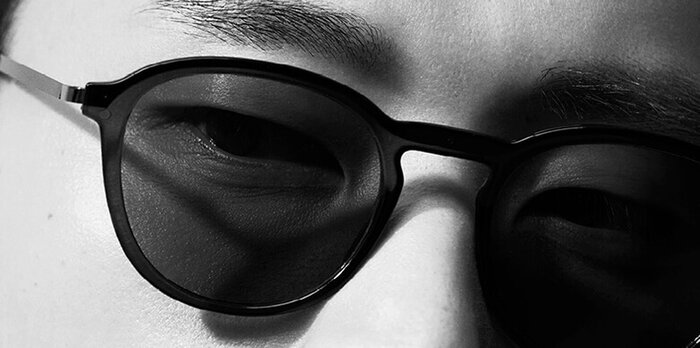 Homme avec lunettes de soleil