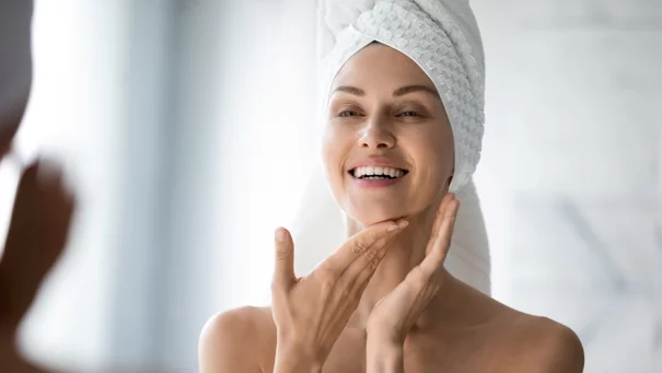 Femme qui se masse le visage