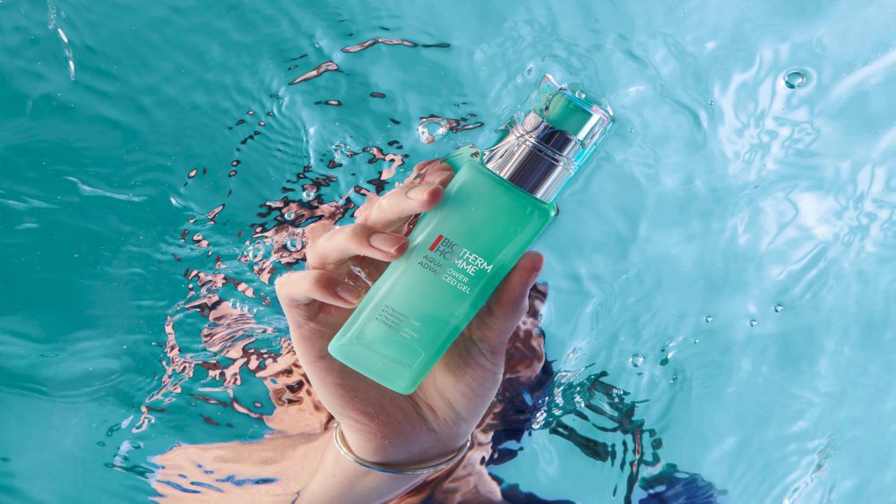 Flacon Aquapower tenu par une main dans l'eau