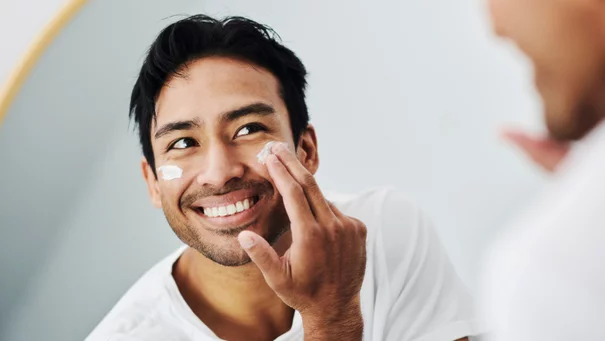 Homme a peau seche qui applique sa creme