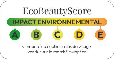 Etiquette Eco Beauty Score avec le titre « Impact Environnemental » sur un bandeau vert clair et une echelle coloree A–E : A vert fonce, B vert clair, C jaune, D orange, E rouge. En bas figure le texte « Compare aux autres soins du visage vendus sur le marche europeen ».
