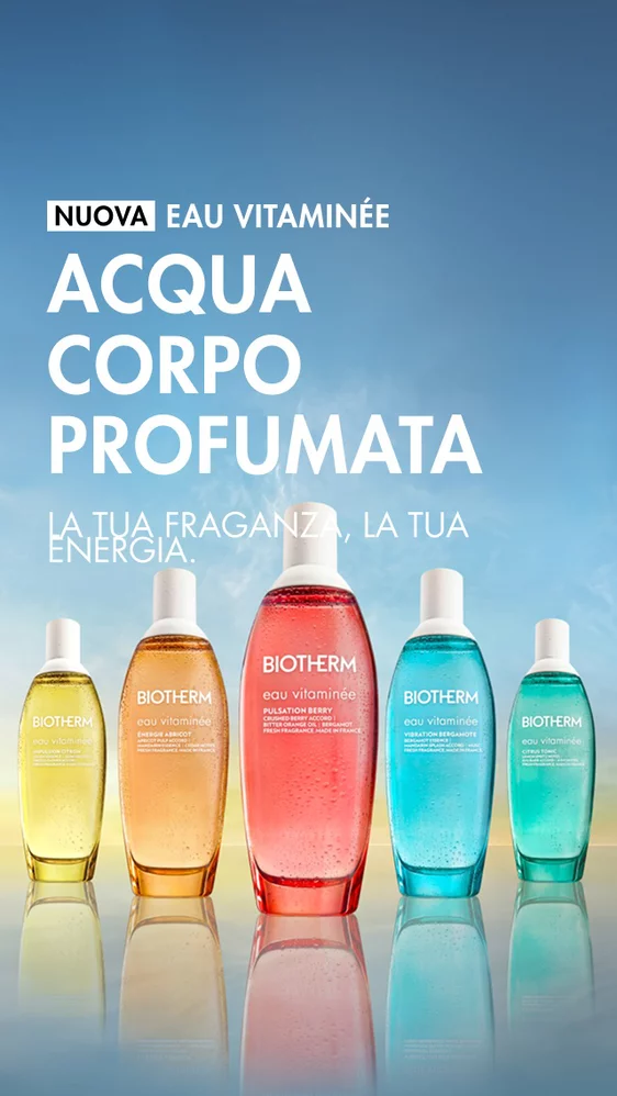Cinque flaconi colorati di Biotherm Eau Vitaminee allineati su uno sfondo con sfumatura blu e gialla, con il testo: «Nuovo Eau Vitaminee – Acqua Corpo Profumata. La tua fragranza, la tua energia.»
