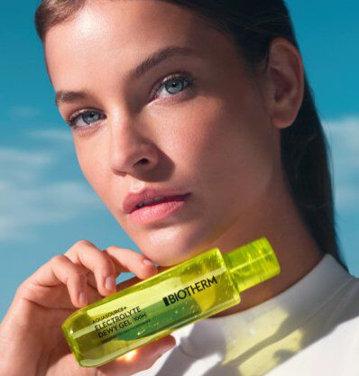 Donna festiva con prodotti Biotherm